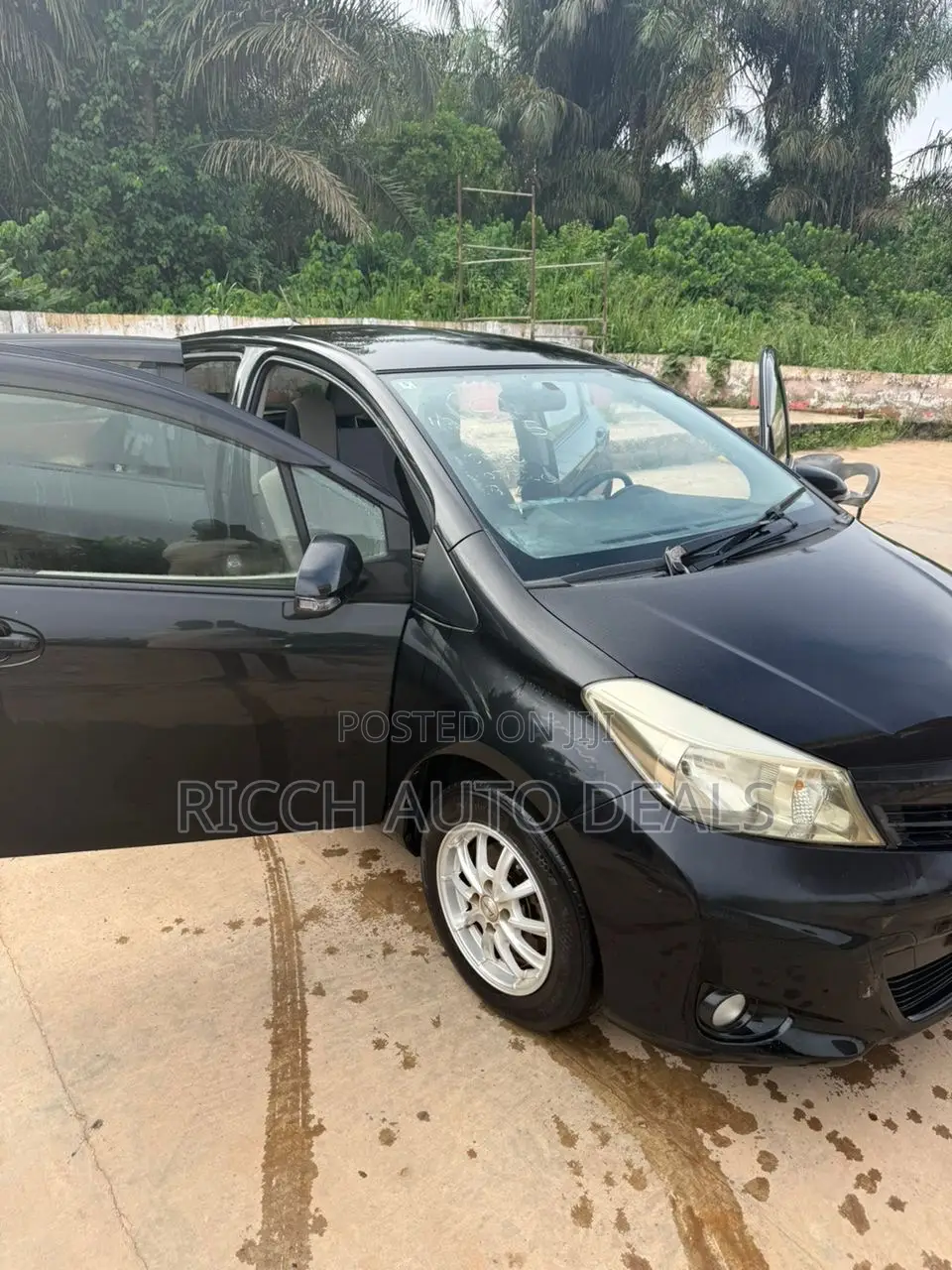 Toyota Vitz 1.3 AWD 5dr 2012 Black