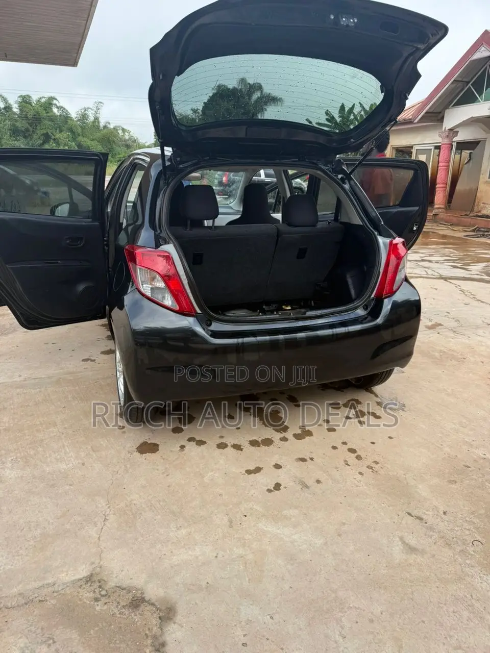 Toyota Vitz 1.3 AWD 5dr 2012 Black