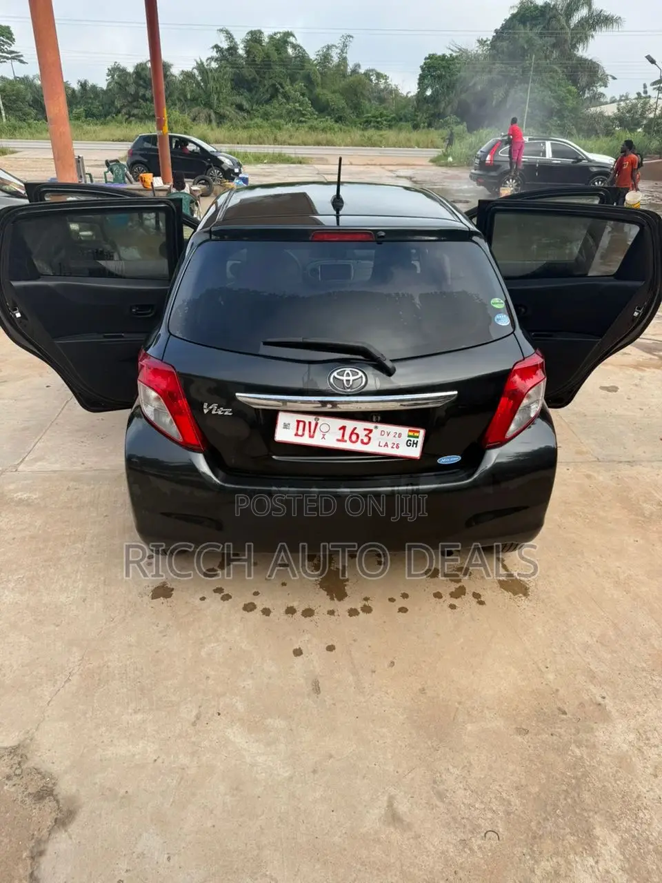 Toyota Vitz 1.3 AWD 5dr 2012 Black