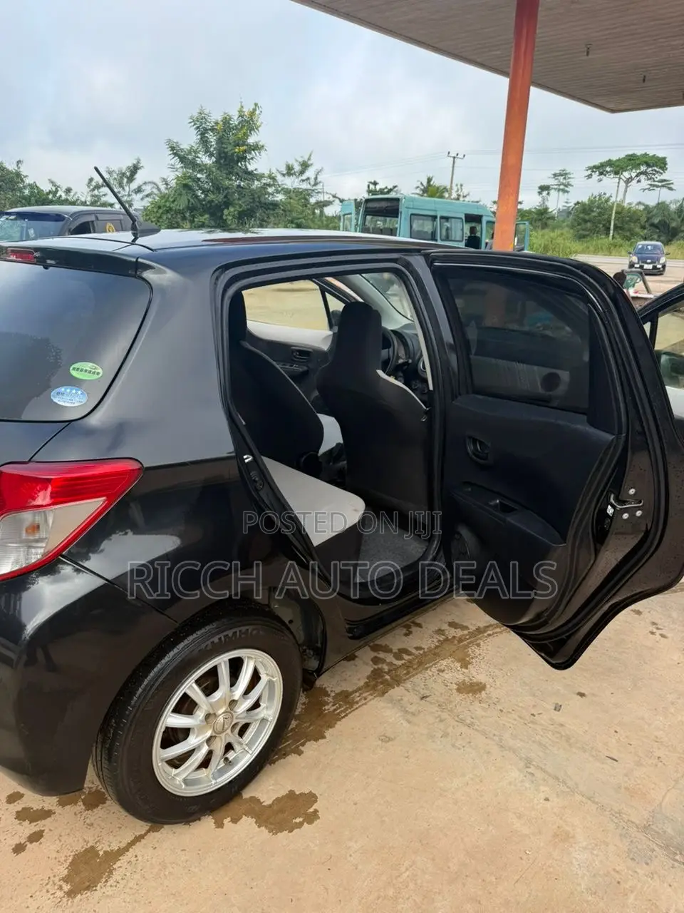 Toyota Vitz 1.3 AWD 5dr 2012 Black