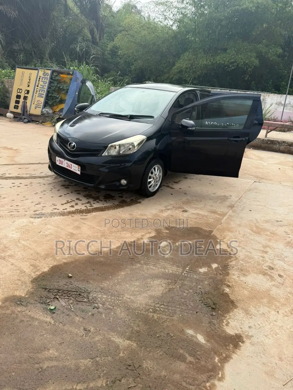 Toyota Vitz 1.3 AWD 5dr 2012 Black