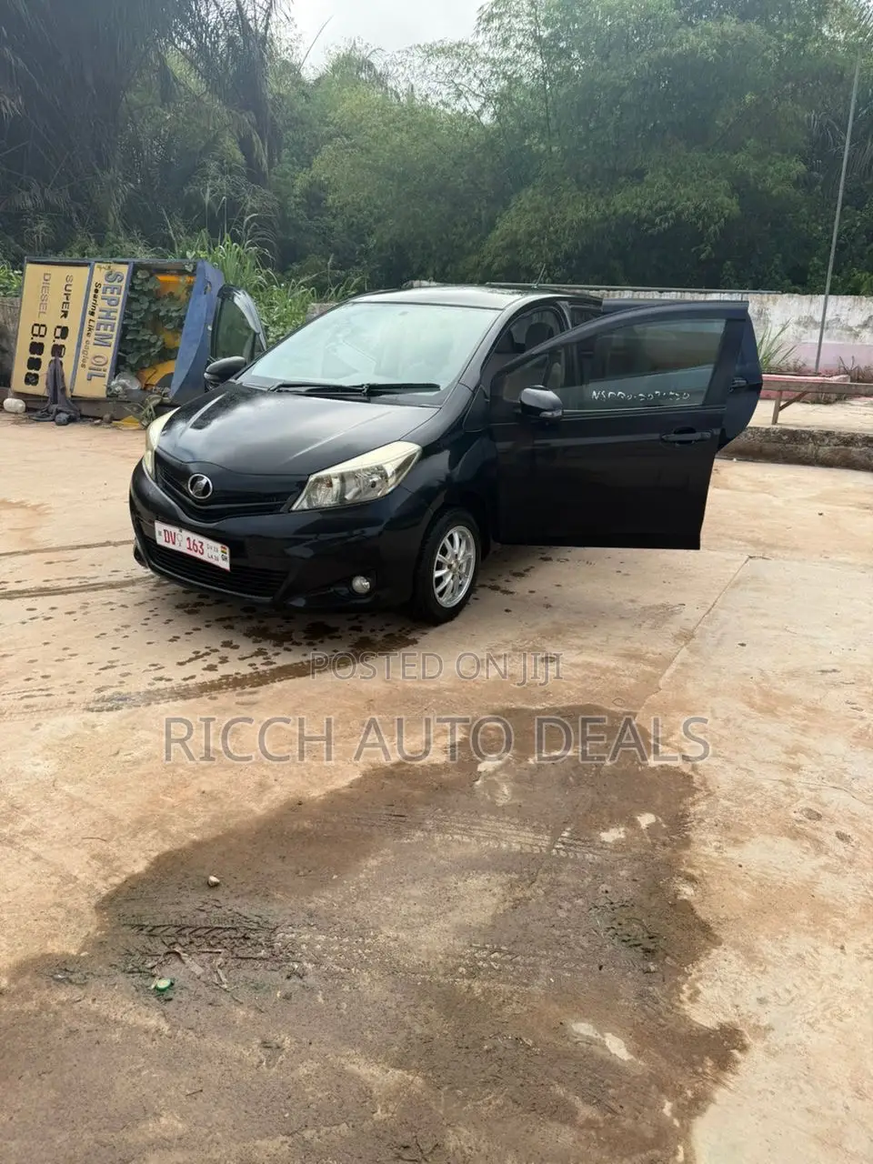 Toyota Vitz 1.3 AWD 5dr 2012 Black