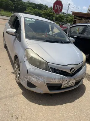 Toyota Vitz 2013 Silver