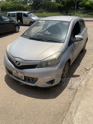 Toyota Vitz 2013 Silver