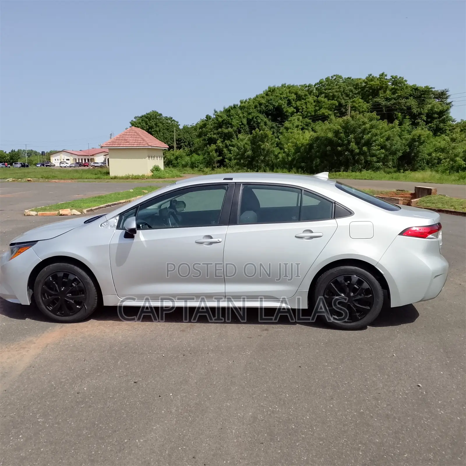 Toyota Corolla LE 2022 Silver