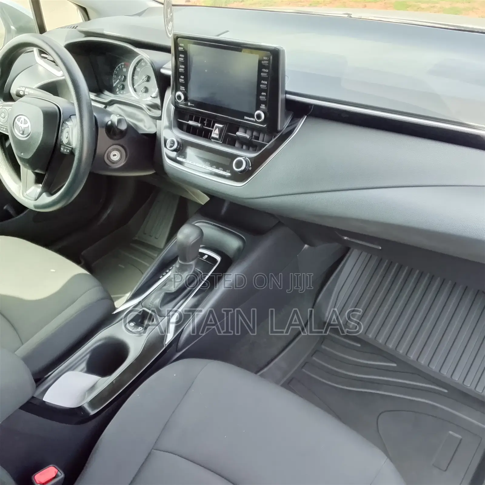 Toyota Corolla LE 2022 Silver