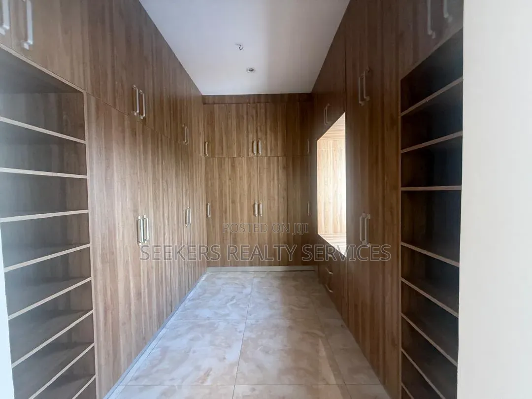 5bdrm Townhouse/Terrace in Seekers Realty, American House for sale