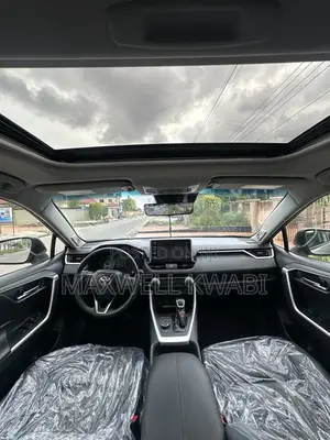 Toyota RAV4 XLE 2021 Silver