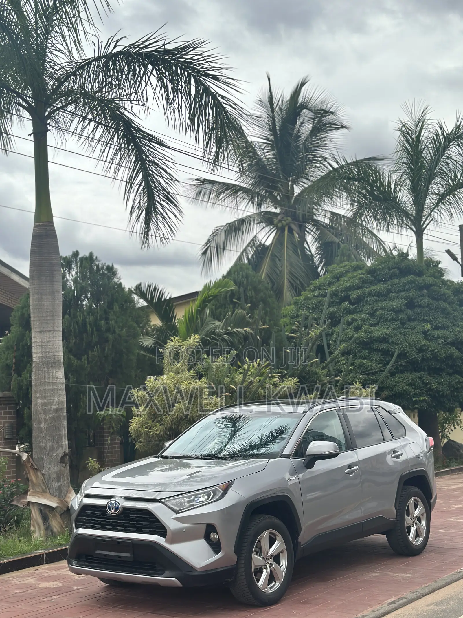 Toyota RAV4 XLE 2021 Silver