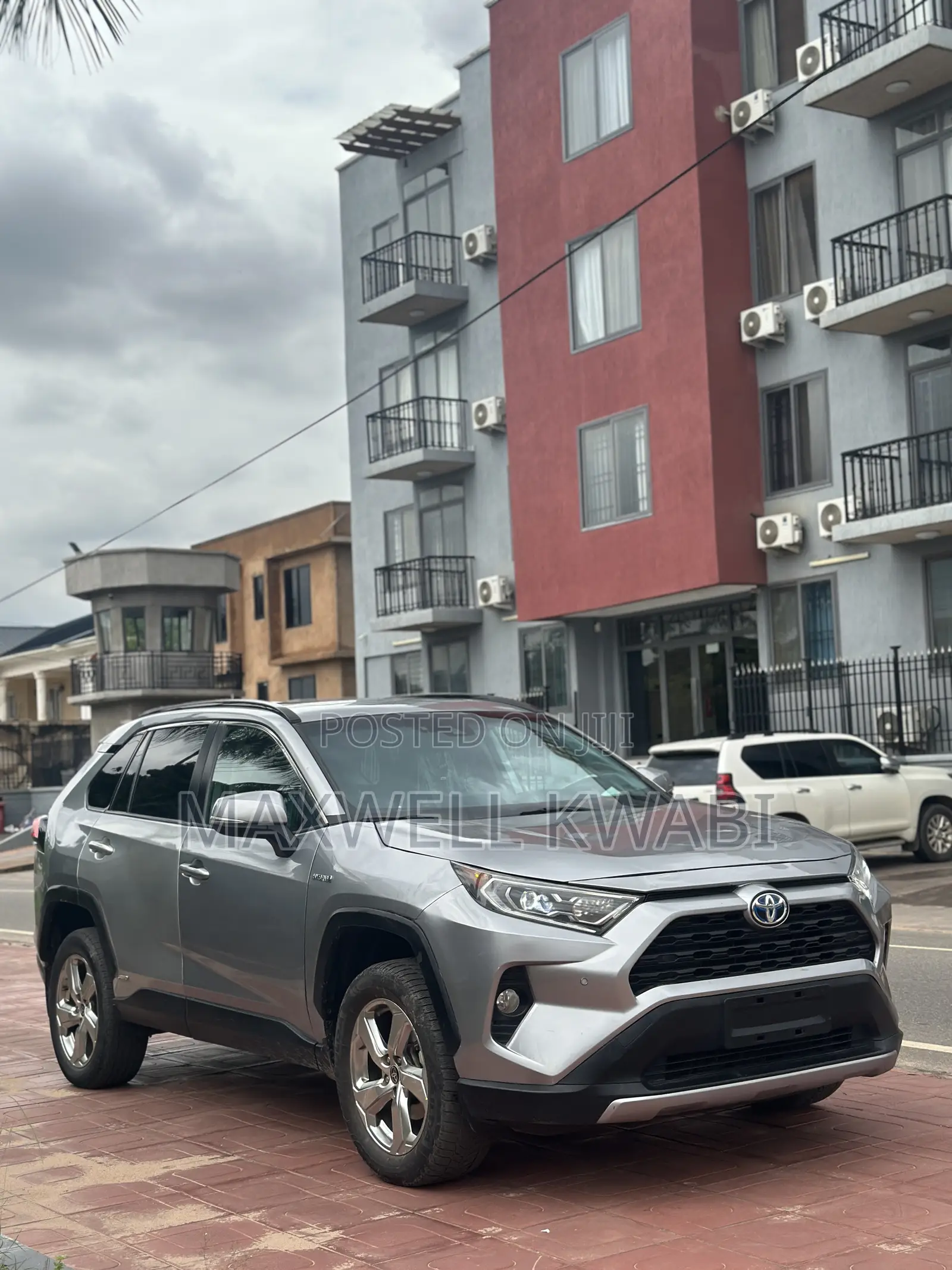 Toyota RAV4 XLE 2021 Silver