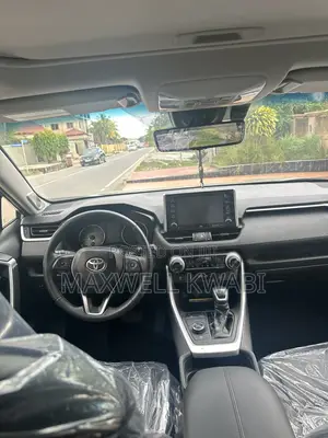 Toyota RAV4 XLE 2021 Silver