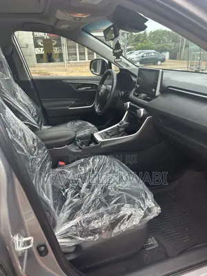 Toyota RAV4 XLE 2021 Silver