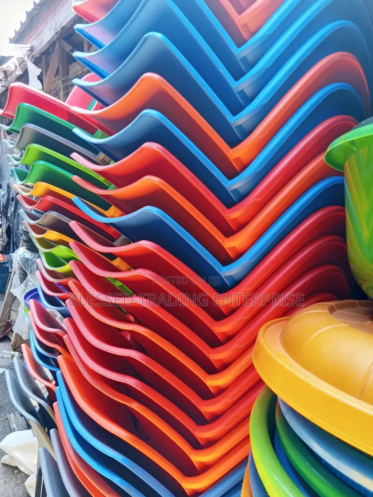 Royal Comfortable Metal Legs Plastic Chairs