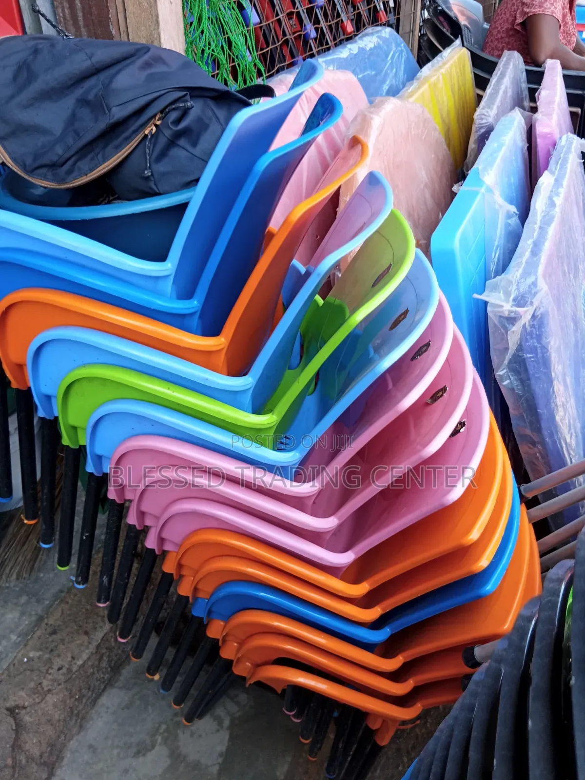 Royal Comfortable Metal Legs Plastic Chairs