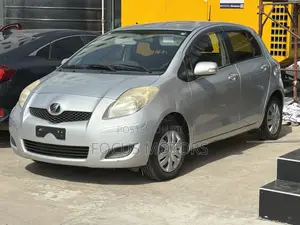 Toyota Vitz 2010 Silver