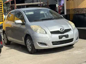 Toyota Vitz 2010 Silver