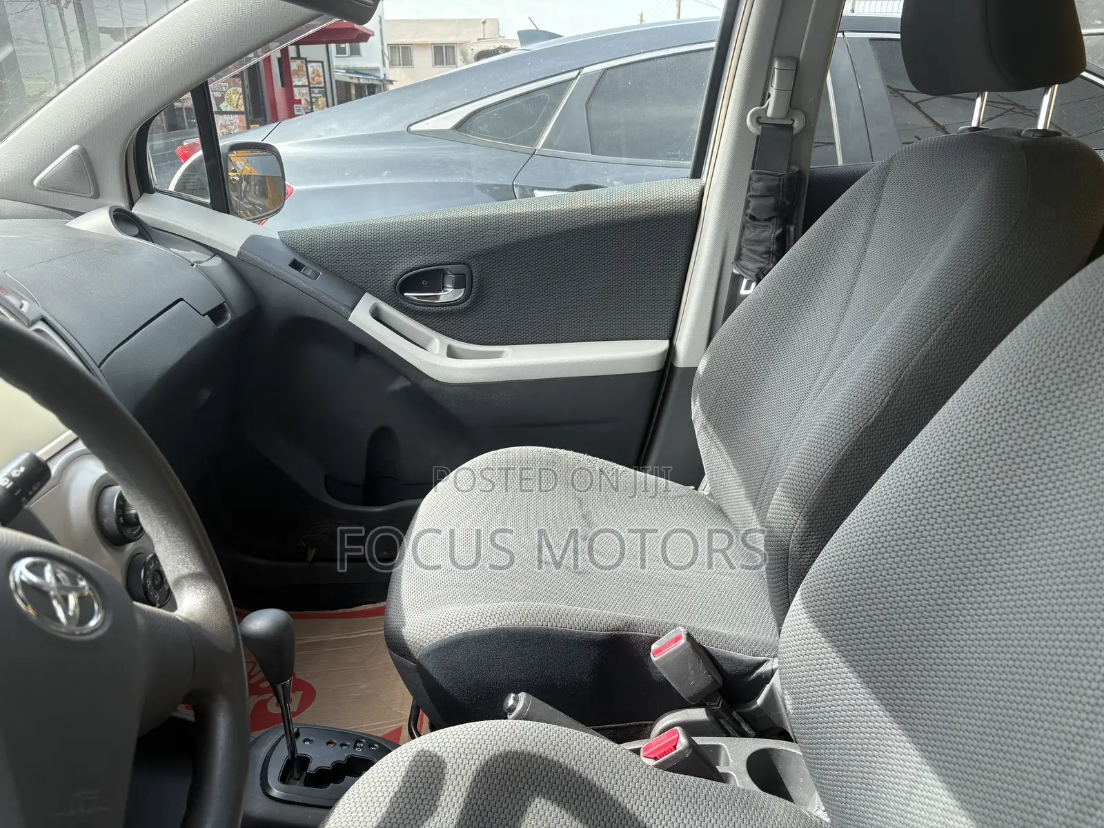 Toyota Vitz 2010 Silver