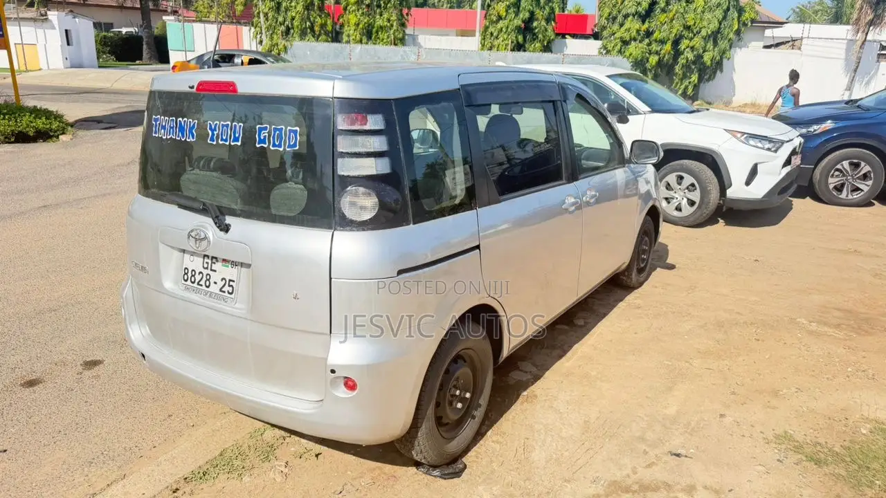 Toyota Sienta 1.5 AWD 2013 Silver