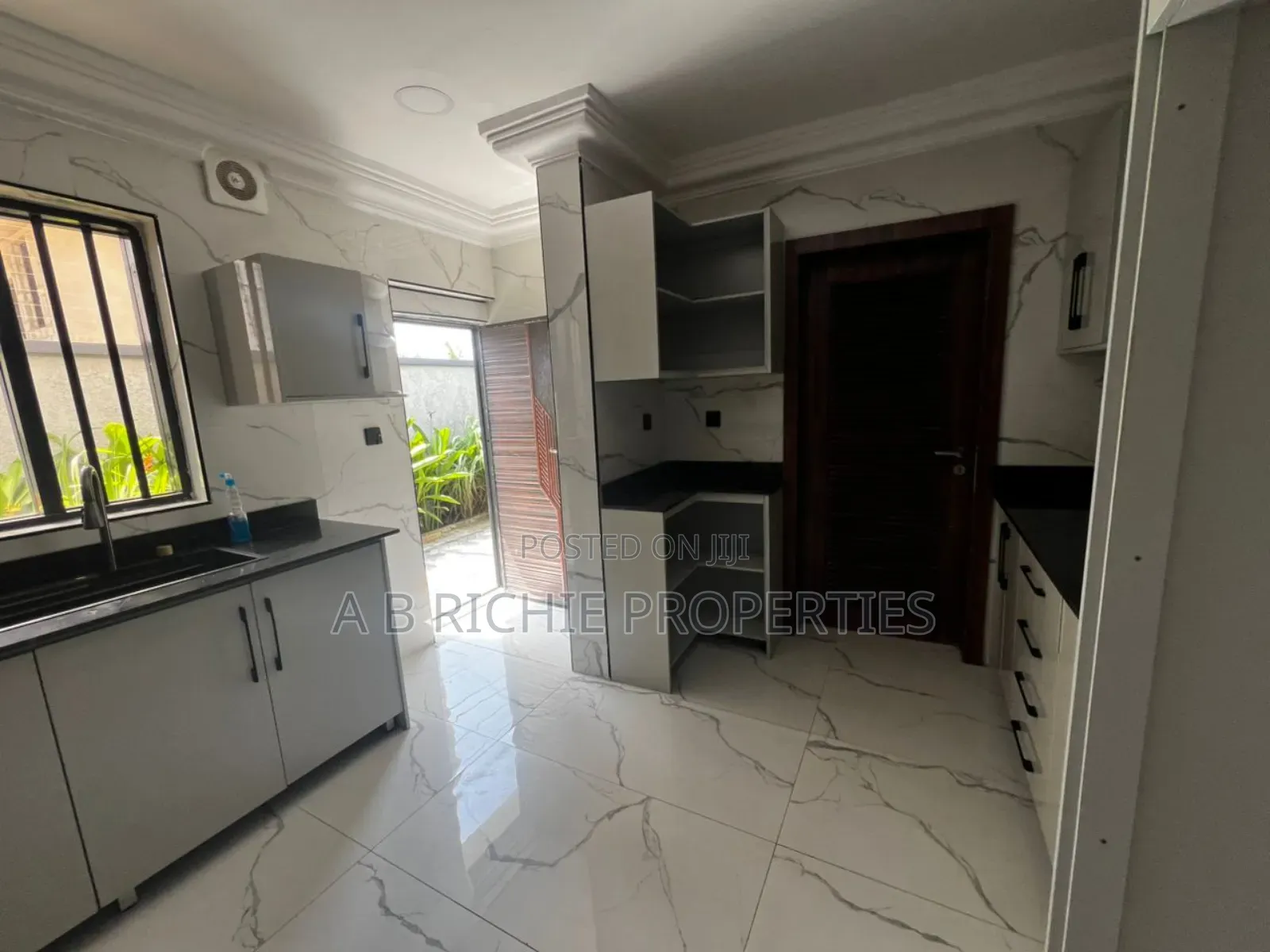 5bdrm Duplex in Ab Richie Properties, Boundary Road Area for sale