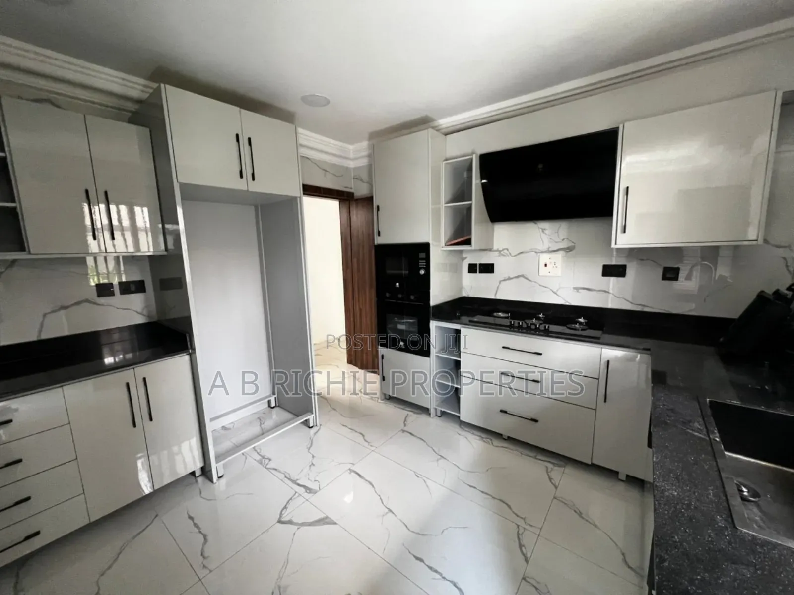 5bdrm Duplex in Ab Richie Properties, Boundary Road Area for sale