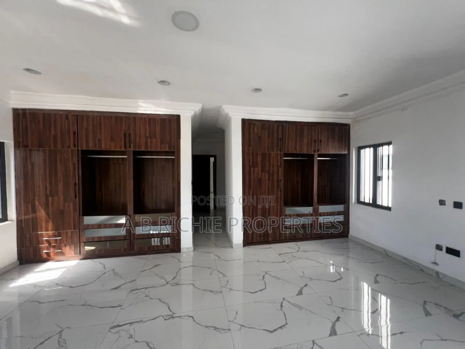 5bdrm Duplex in Ab Richie Properties, Boundary Road Area for sale