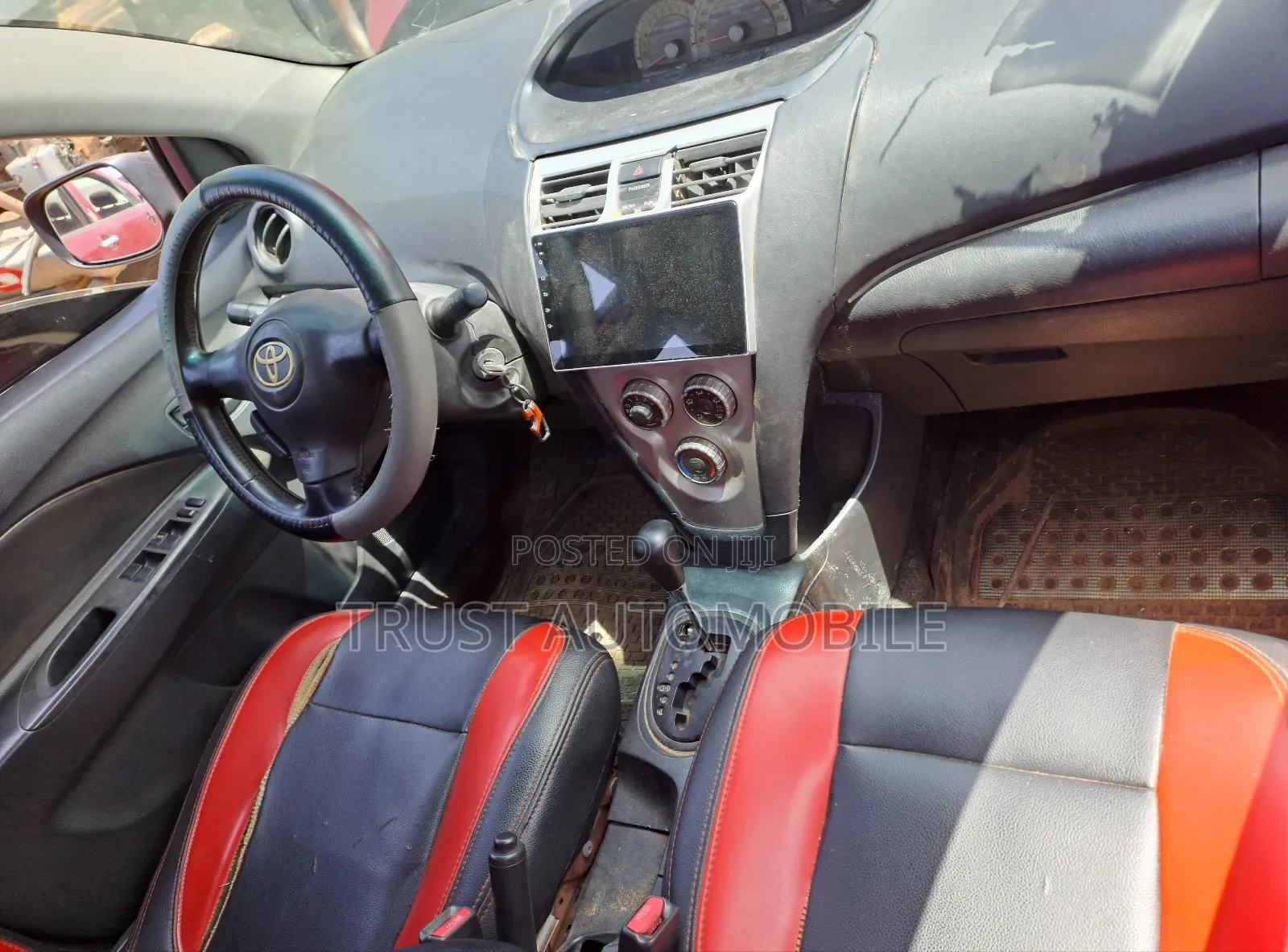 Toyota Yaris Base Sedan 4dr 2010 Red