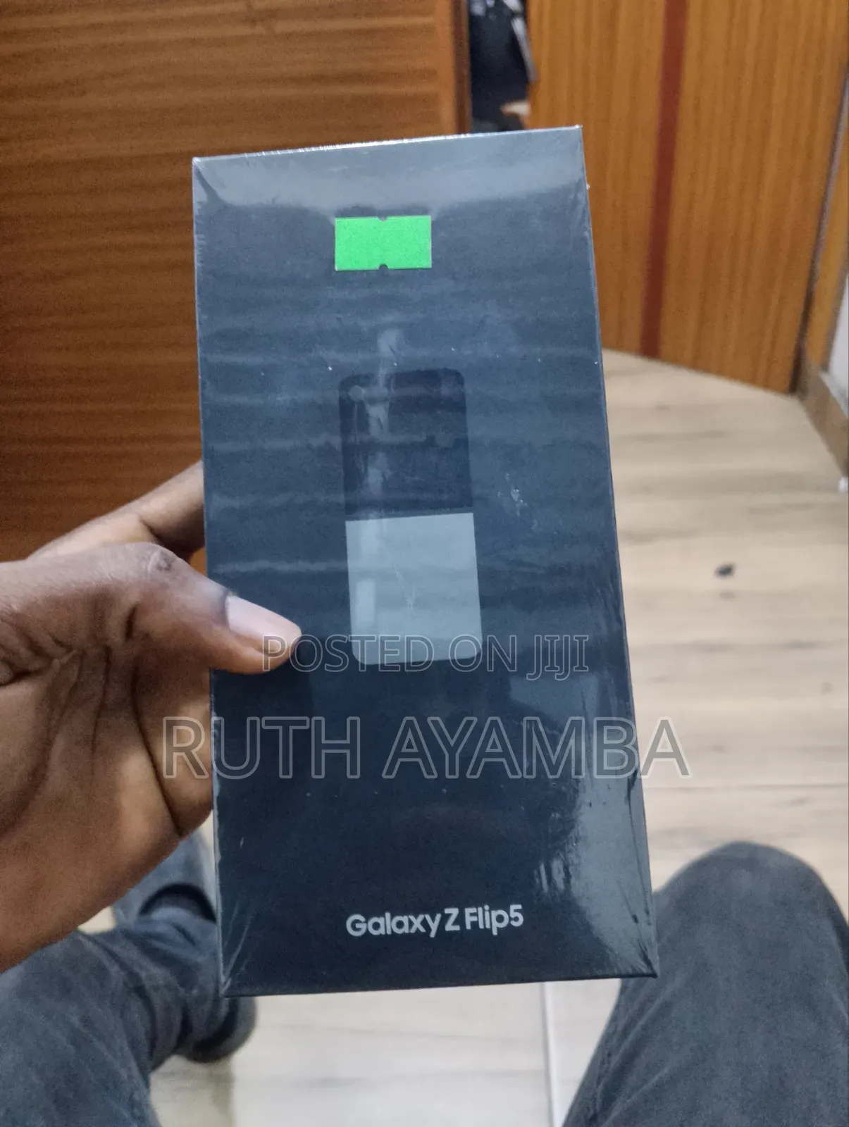 New Samsung Galaxy Z Flip 5 256 GB Gold