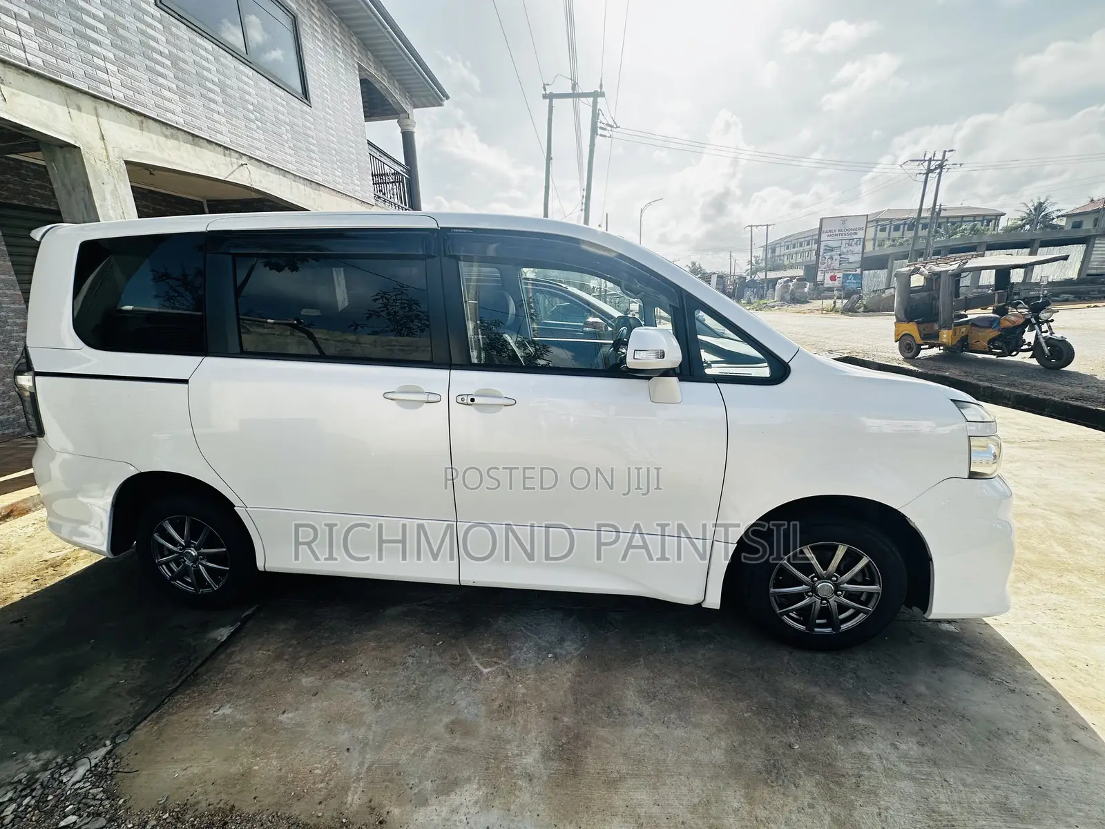 Toyota Voxy 2010 White