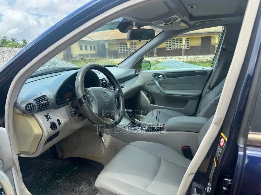 Mercedes-Benz C250 2023 Blue