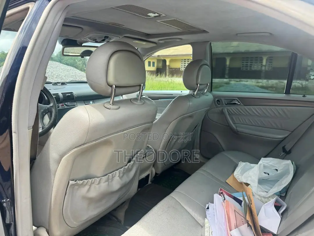 Mercedes-Benz C250 2023 Blue