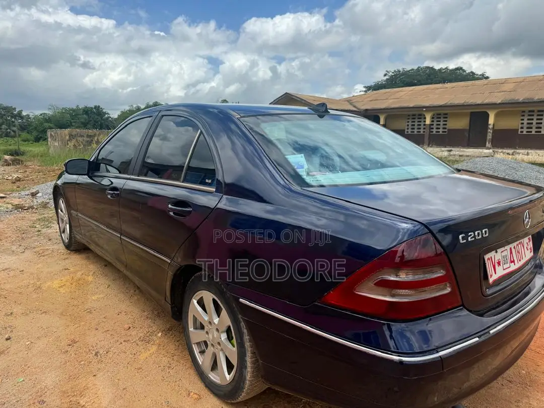 Mercedes-Benz C250 2023 Blue