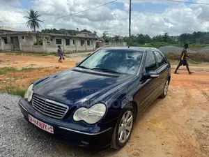 Mercedes-Benz C250 2023 Blue
