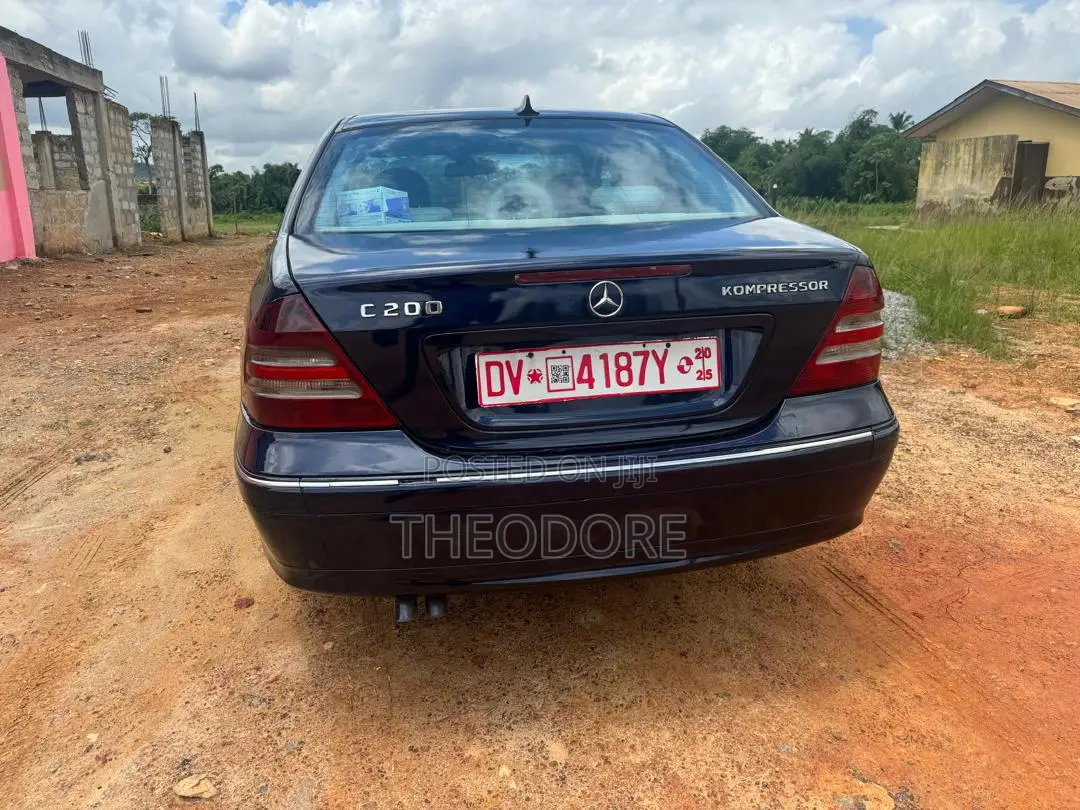 Mercedes-Benz C250 2023 Blue