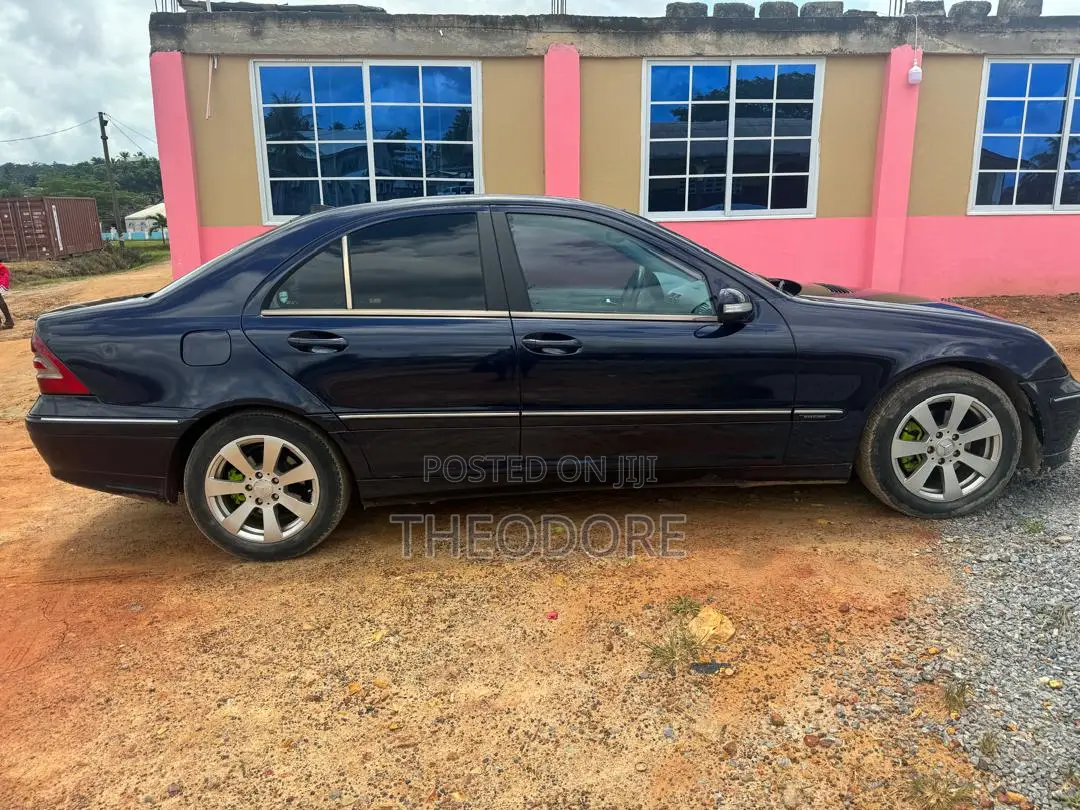 Mercedes-Benz C250 2023 Blue