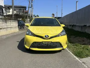 Toyota Vitz 1.3 FWD 5dr 2015 Yellow