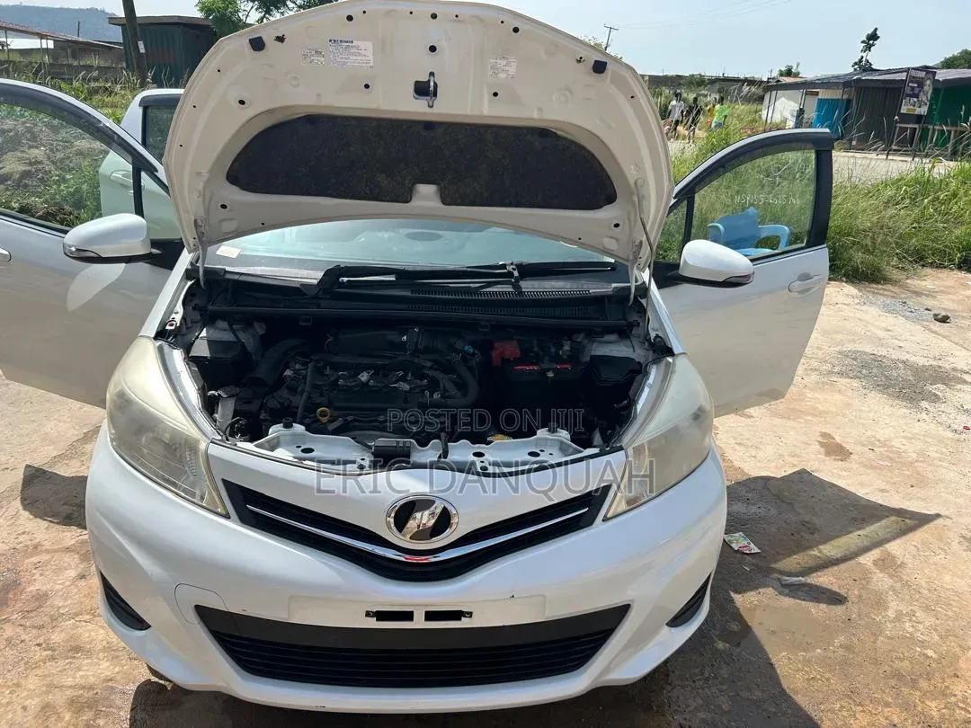 Toyota Vitz 1.3 FWD 5dr 2013 White
