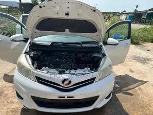 Toyota Vitz 1.3 FWD 5dr 2013 White