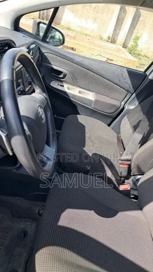 Toyota Vitz 2016 Silver