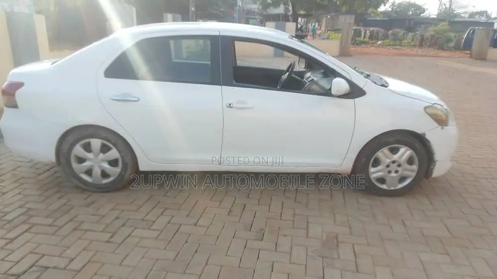 Toyota Yaris 2010 White
