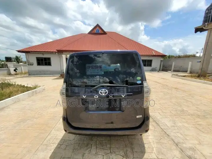 Toyota Voxy 2013 Blue