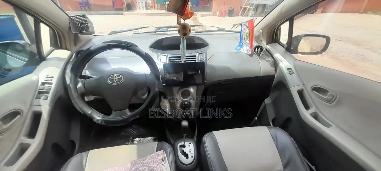 Toyota Vitz 1.0 FWD 3dr 2010 Silver