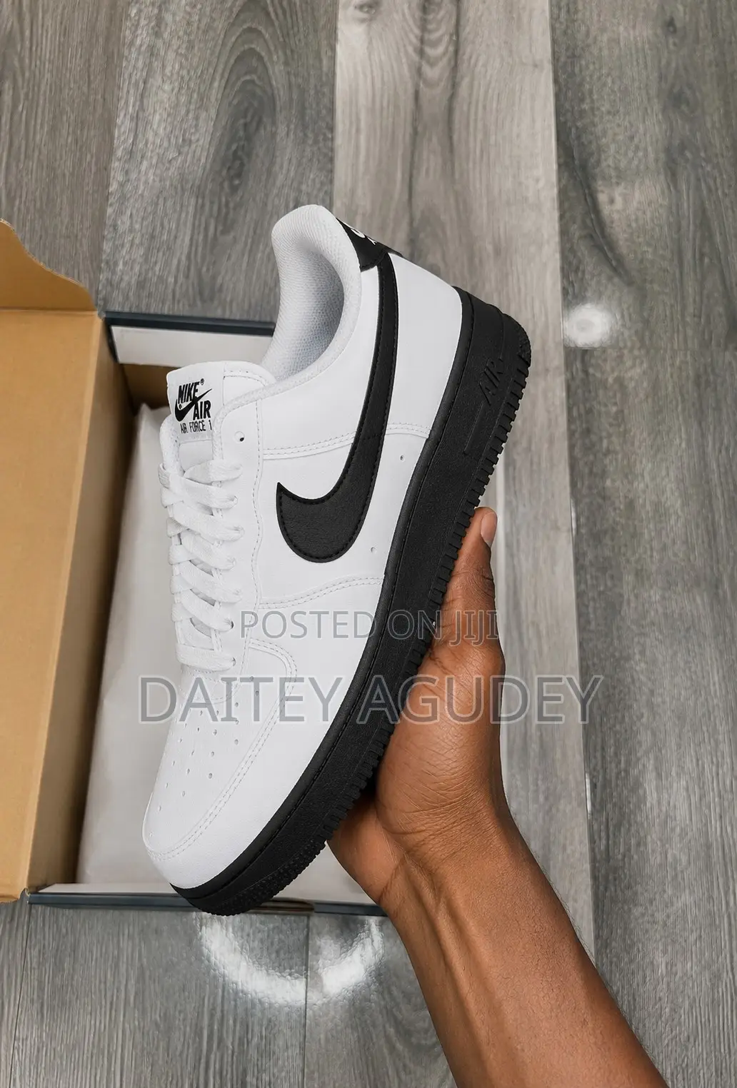 Nike Air Force 1 - White With Black Sole