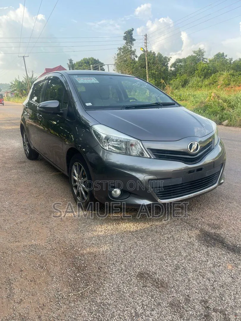 Toyota Vitz 1.3 AWD 5dr 2014 Gray