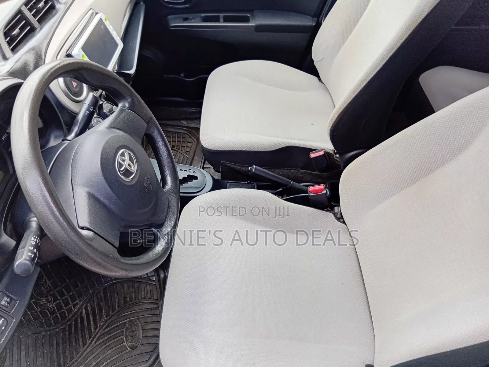Toyota Vitz 2013 White