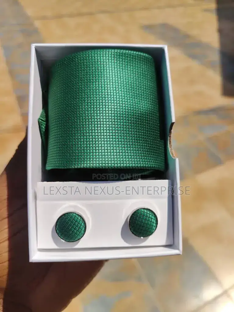 Quality Flying Tie, Cufflinks Pocket Square in a Box