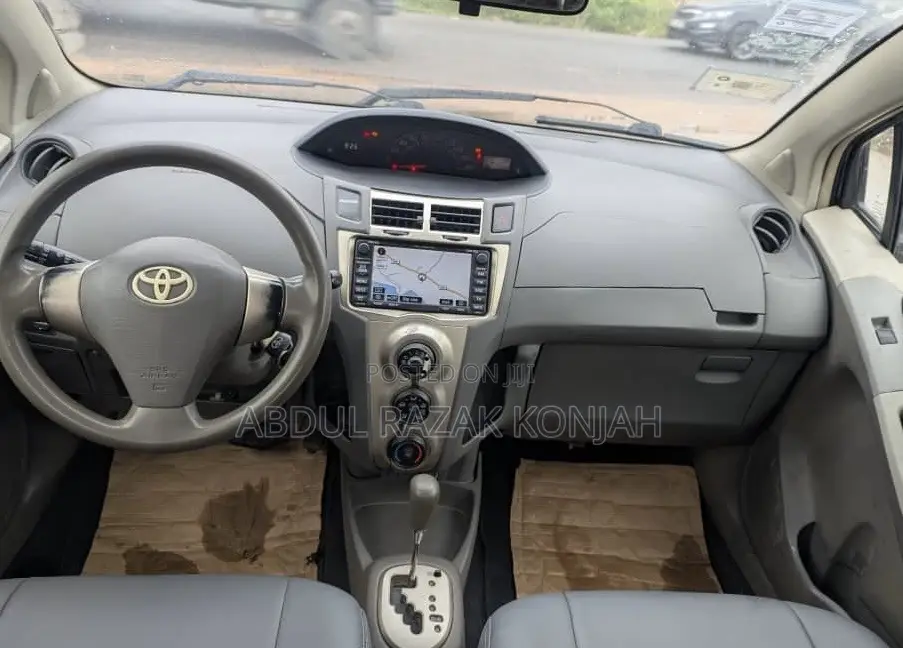 Toyota Vitz 2010 Black