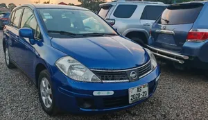 Nissan Versa 1.8 S Hatchback 2010 Blue