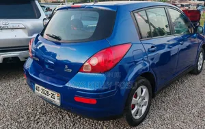 Nissan Versa 1.8 S Hatchback 2010 Blue