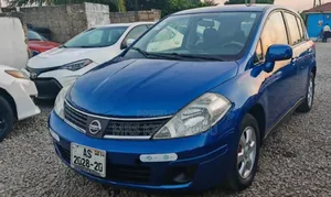 Nissan Versa 1.8 S Hatchback 2010 Blue
