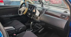 Nissan Versa 1.8 S Hatchback 2010 Blue